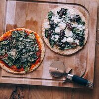 Pizza de verduras con masa casera fina